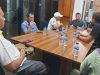 Firdaus, Oknum Pemungut Iuran Listrik Pilih Bertanggung Jawab Sebelum Dilaporkan ke Polisi Pedagang Pasar Lematang ketika datangi kantor PLN ULP Lembayung Lahat. Foto Istimewa.
