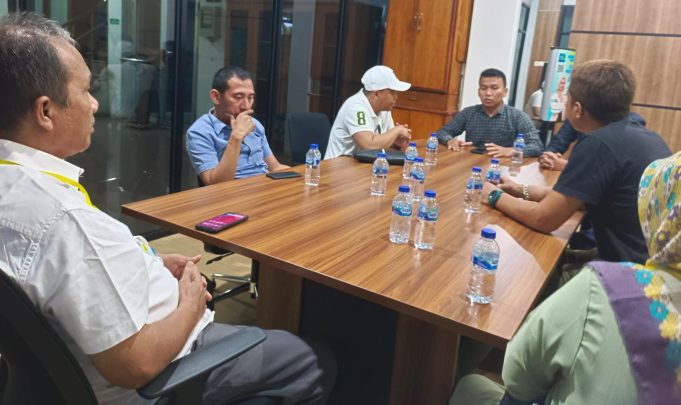 Firdaus, Oknum Pemungut Iuran Listrik Pilih Bertanggung Jawab Sebelum Dilaporkan ke Polisi Pedagang Pasar Lematang ketika datangi kantor PLN ULP Lembayung Lahat. Foto Istimewa.