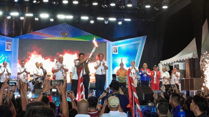Resmi Dibuka, Cik Ujang : Porprov, Sejarah Bagi Lahat Gubernur Sumsel, Herman Deru didampingi Bupati Lahat, Cik Ujang membuka Porprov Sumsel. Foto Istimewa.