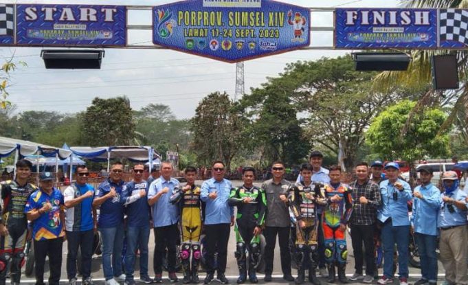36 Pembalap Berebut Emas, Cik Ujang : Cabor Bergengsi Dengan Persaingan Ketat Bupati Lahat, Cik Ujang SH membuka pertandingan balap motor di Porprov Lahat. Foto Istimewa.