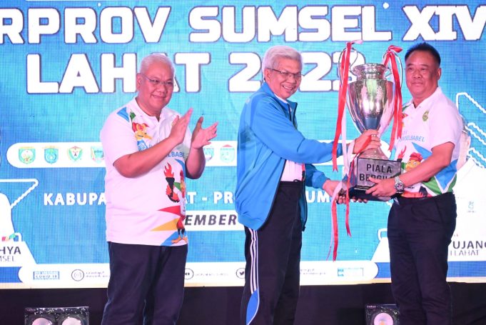Lahat Juara Umum Porprov XIV Wakil Gubernur Sumsel, Mawardi Yahya menyerahkan piala juara umum Porprov Sumsel ke XIV ke Bupati Lahat, Cik Ujang SH. Foto Istimewa.