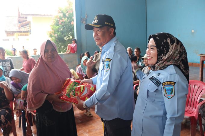 Warga Lahat Siap-siap, 10 Ton Beras Murah Akan Disalurkan Bupati Lahat, Cik Ujang SH membagikan beras ke masyarakat. Foto Istimewa.