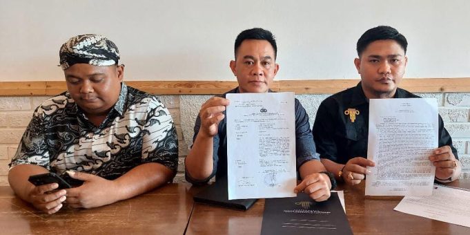 Oknum Kades Penganiaya Kepala Kemenag Lahat Ditetapkan Tersangka Kuasa hukum Kakankemenag Lahat tunjukkan LP kliennya. Foto Istimewa.