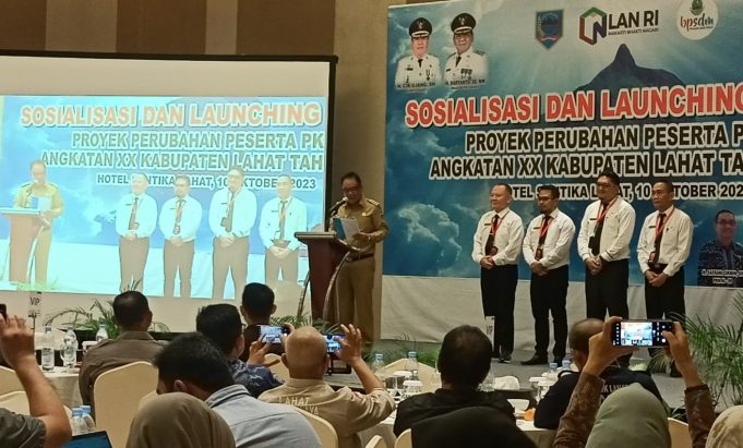 Launching Empat Proper PKN II, Cik Ujang : Jangan Stop di Tengah Jalan Bupati Lahat, Cik Ujang SH melaunching proyek perubahan peserta PKN II. Foto Istimewa.
