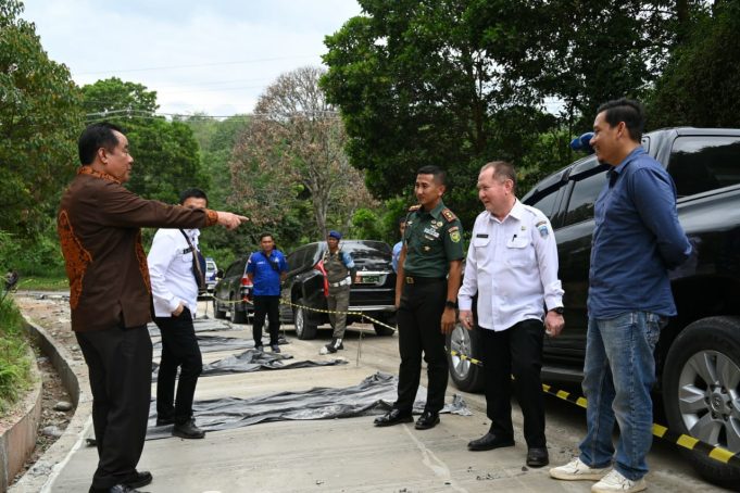 Misi Tercapai Penanganan Ruas Jalan Kabupaten Ditargetkan Tembus 83 Persen Bupati Lahat, Cik Ujang SH bersama Kepala Dinas PUPR Lahat meninjau pembangunan ruas jalan kabupaten. Foto Istimewa.