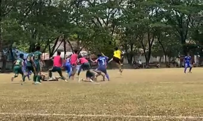 Tim Palembang Pukul Pemain dan Hajar Wasit di Porprov Lahat Screenshot kericuhan pertandingan sepak bola Plembang versus Oku Selatan.
