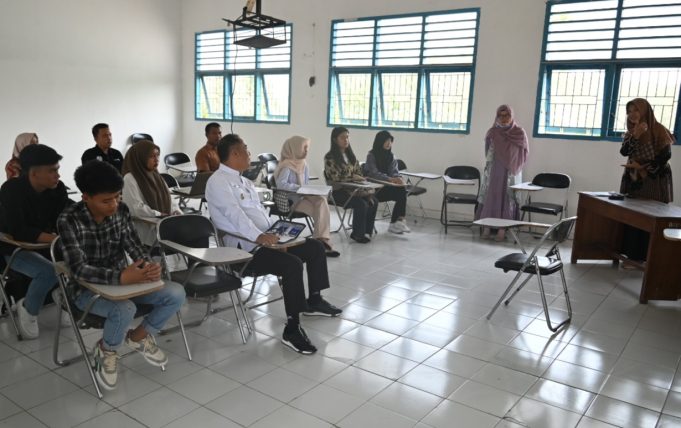 Kembali Kebangku Kuliah, Cik Ujang : Pemimpin Itu Harus Berilmu Bupati Lahat, Cik Ujang SH ikuti perkuliahan. Foto Istimewa.