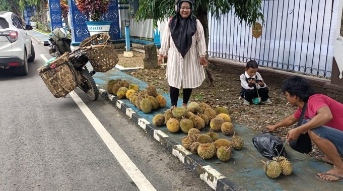 Musim Durian, Volume Sampah di Lahat Meningkat