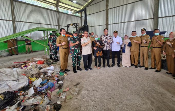 Bukit Asam (PTBA) Serahkan Bantuan Mesin Pemusnah Sampah