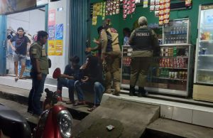 Simpan Miras Ditumpukan Pakaian, Pemiliknya Tebar Senyuman Saat Miras Disita