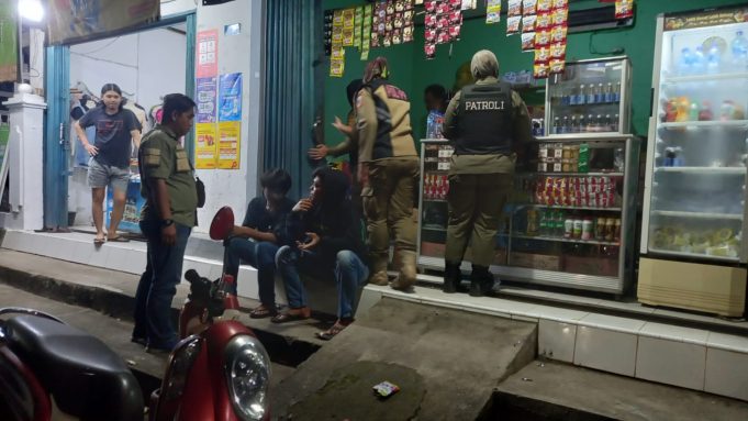Simpan Miras Ditumpukan Pakaian, Pemiliknya Tebar Senyuman Saat Miras Disita