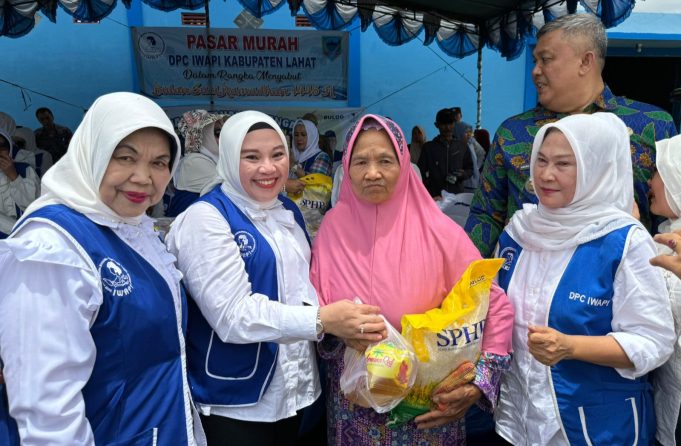 IWAPI dan Dinas Ketahanan Pangan Lahat Salurkan 10 Ton Beras Murah