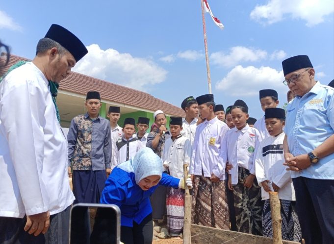 Disambut Sholawat Lidyawati-Haryanto Letakkan Batu Pertama Pembangunan Ponpes Darul Jannah Assidiqiyah
