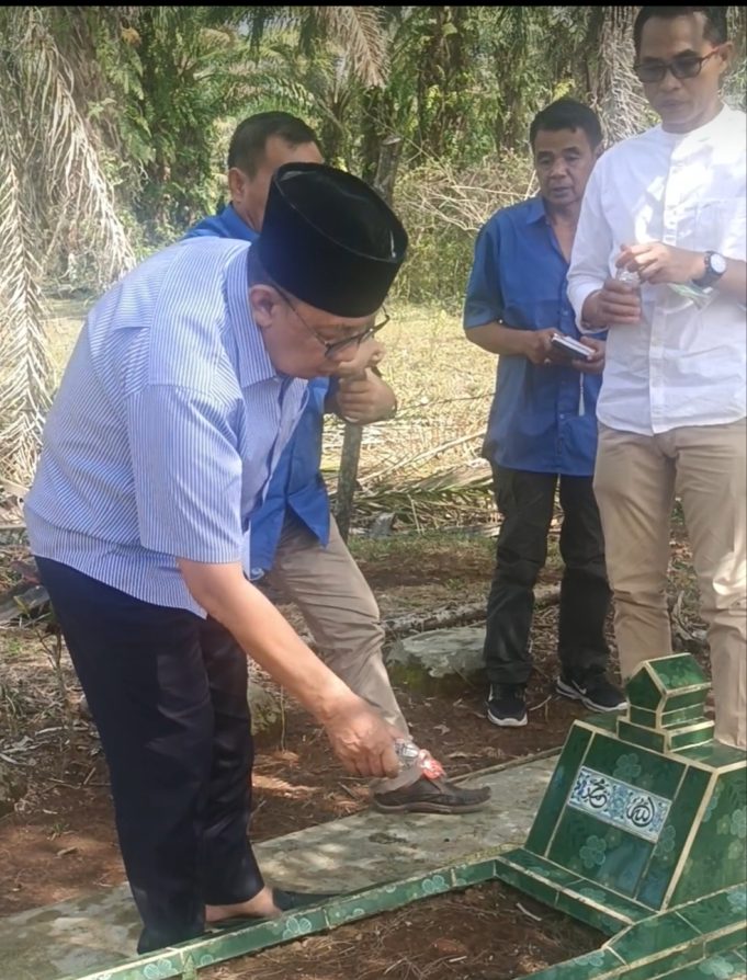 Ziarah, Haryanto Kenang Gigihya Perjuangan H.Anawi dan Hj. Cik Awa