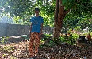 Agung Gantung Diri di Pohon Jengkol