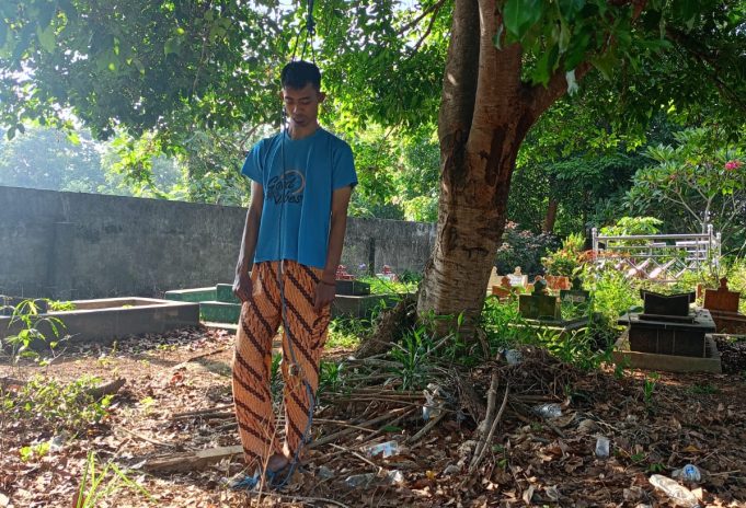 Agung Gantung Diri di Pohon Jengkol