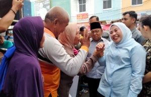 Blusukan ke Pasar, Lidyawati-Haryanto Diserbu Pedagang