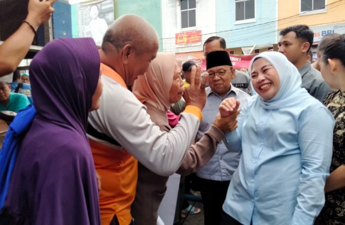 Blusukan ke Pasar, Lidyawati-Haryanto Diserbu Pedagang