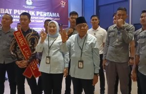 Santai Sambil Tebar Senyum Lidyawati-Haryanto Ikuti Debat Kandidat