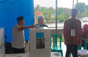 Gandeng Istri Calon Wakil Bupati Lahat H Haryanto Coblos TPS 9