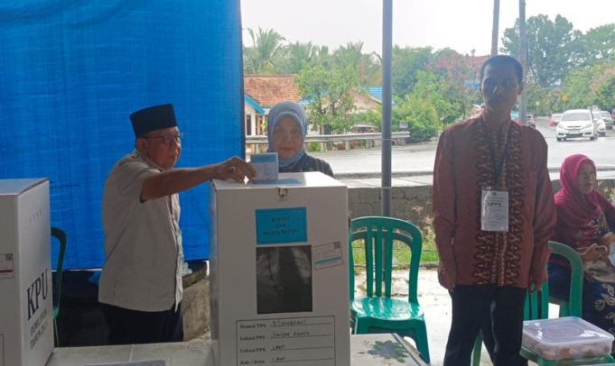 Gandeng Istri Calon Wakil Bupati Lahat H Haryanto Coblos TPS 9