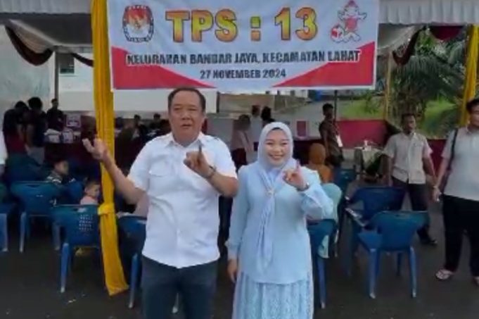 Coblos di TPS Bandar Jaya, Ini Pesan Cik Ujang-Lidyawati untuk Warga Lahat