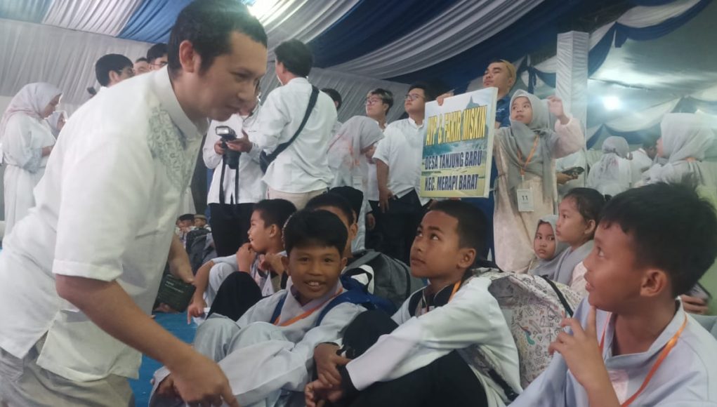 Berbagi Kebahagiaan, PT Priamanaya Santuni Ribuan Anak Yatim di Lahat