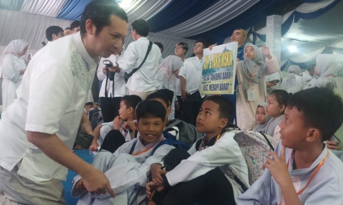 Berbagi Kebahagiaan, PT Priamanaya Santuni Ribuan Anak Yatim di Lahat