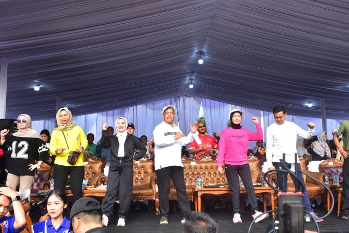 Ajak Warga Jalani hidup Sehat, Bursah Jalan Santai Bareng Ribuan Warga Lahat