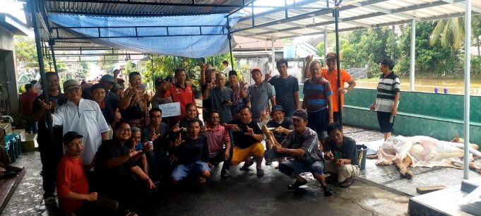 Wabup Lahat Sembelih Satu Ekor Sapi untuk Warga Perumnas Selawe Blok A