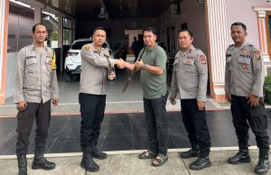 Terima Serahan Dua Pucuk Senpi dari Warga, Polsek Merapi Berhasil Buat Nyaman Warga