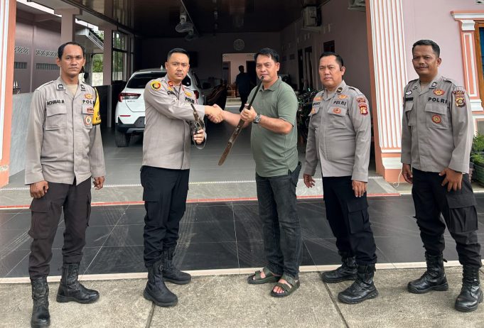 Terima Serahan Dua Pucuk Senpi dari Warga, Polsek Merapi Berhasil Buat Nyaman Warga