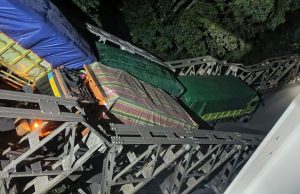 Truk Batubara Melintas Bareng, Jembatan Muara Lawai Lahat Ambruk, Jalur Angkutan Perekonomian Terhambat