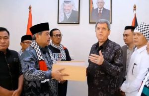 Bupati Lahat Serahkan Donasi ke Duta Besar Palestina