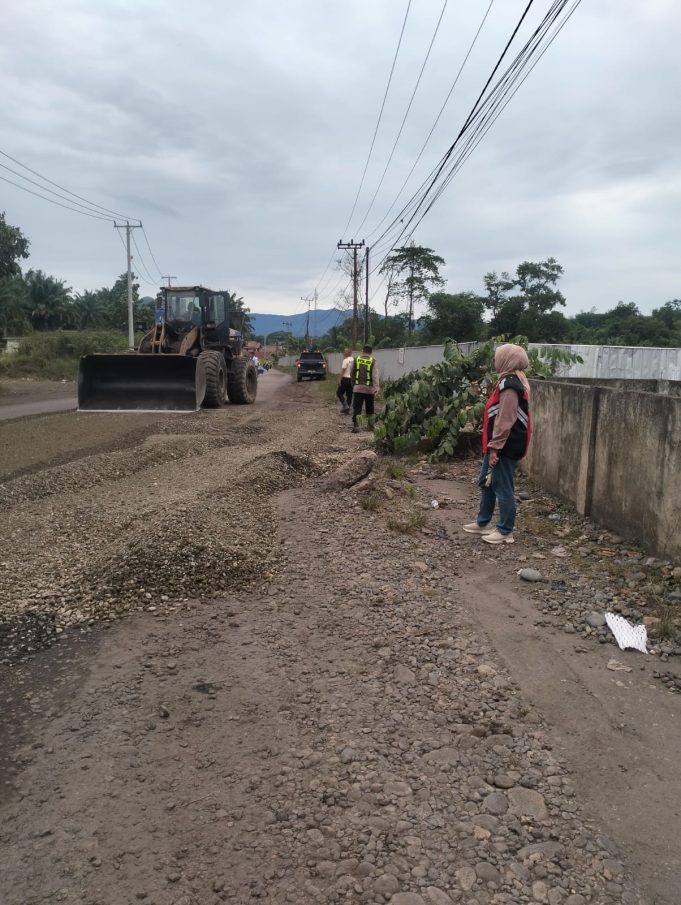 Jalan Nasional Tak Kunjung Diperbaiki, Kapolsek Merapi Ajak Perusahaan Batubara Lakukan Perbaikan