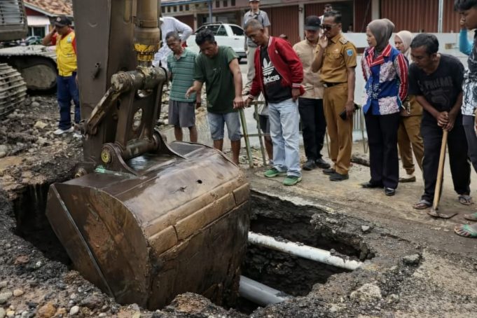 Tinjau Banjir di Samping Kantor BPJS Kesehatan, Wabup Lahat Sebut, Ini Penyebabnya