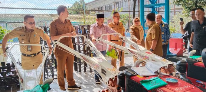 Bupati Lahat Bagikan 15 Hand Traktor, Petani Didorong Genjot Produksi