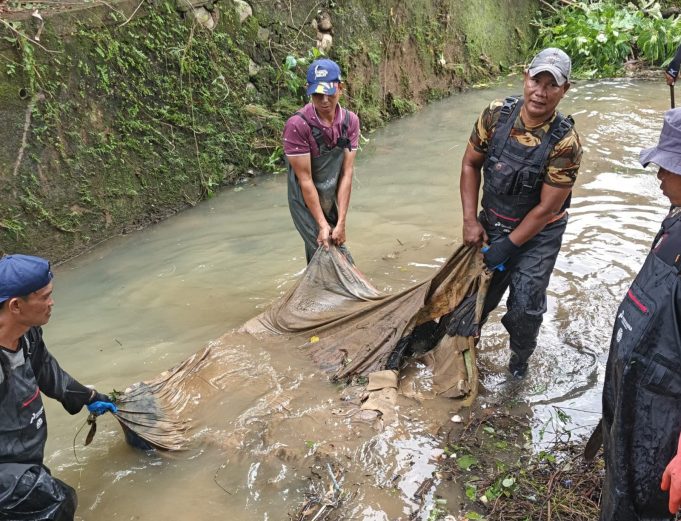 Saat OPD Lain Masih Bahas Rencana, Satgas Prokasi DLH Lahat Sudah Bergerak Lawan Banjir