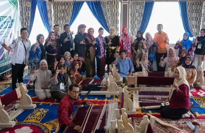 Kain Perelung Terancam Punah, Febrita Herman Deru dan Widia Ningsih Turun Tangan Selamatkan Warisan Lahat