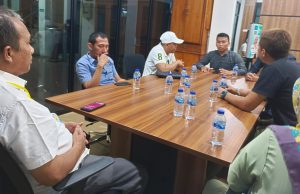 Firdaus, Oknum Pemungut Iuran Listrik Pilih Bertanggung Jawab Sebelum Dilaporkan ke Polisi Pedagang Pasar Lematang ketika datangi kantor PLN ULP Lembayung Lahat. Foto Istimewa.