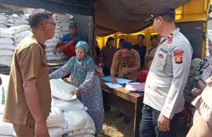 Beras Bantuan Antisipasi Kesulitan Pangan Sudah Disalurkan, Update Data KPM Dinsos Dipertanyakan Dinas Ketahanan Pangan memantau penyaluran beras bantuan oleh pihak Bulog di tiap kecamatan. Foto Istimewa.