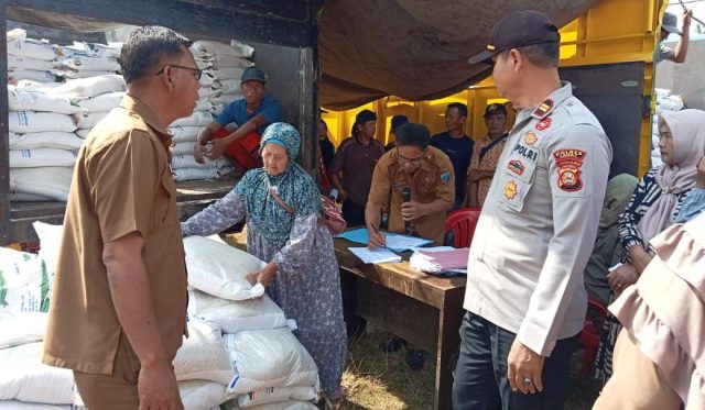 Dinas Ketahanan Pangan memantau penyaluran beras bantuan oleh pihak Bulog di tiap kecamatan. Foto Istimewa.