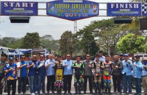 36 Pembalap Berebut Emas, Cik Ujang : Cabor Bergengsi Dengan Persaingan Ketat Bupati Lahat, Cik Ujang SH membuka pertandingan balap motor di Porprov Lahat. Foto Istimewa.
