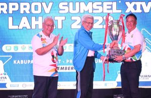 Lahat Juara Umum Porprov XIV Wakil Gubernur Sumsel, Mawardi Yahya menyerahkan piala juara umum Porprov Sumsel ke XIV ke Bupati Lahat, Cik Ujang SH. Foto Istimewa.