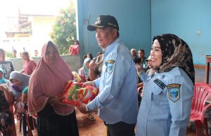 Warga Lahat Siap-siap, 10 Ton Beras Murah Akan Disalurkan Bupati Lahat, Cik Ujang SH membagikan beras ke masyarakat. Foto Istimewa.