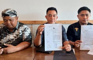 Oknum Kades Penganiaya Kepala Kemenag Lahat Ditetapkan Tersangka Kuasa hukum Kakankemenag Lahat tunjukkan LP kliennya. Foto Istimewa.