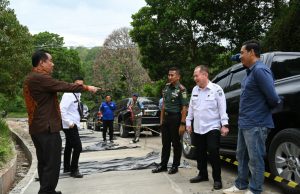 Misi Tercapai Penanganan Ruas Jalan Kabupaten Ditargetkan Tembus 83 Persen Bupati Lahat, Cik Ujang SH bersama Kepala Dinas PUPR Lahat meninjau pembangunan ruas jalan kabupaten. Foto Istimewa.