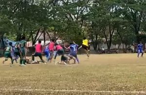 Tim Palembang Pukul Pemain dan Hajar Wasit di Porprov Lahat Screenshot kericuhan pertandingan sepak bola Plembang versus Oku Selatan.