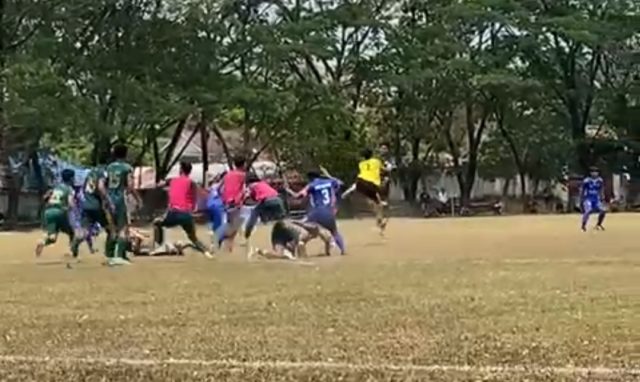Screenshot kericuhan pertandingan sepak bola Plembang versus Oku Selatan.