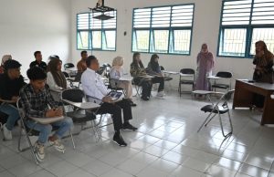 Kembali Kebangku Kuliah, Cik Ujang : Pemimpin Itu Harus Berilmu Bupati Lahat, Cik Ujang SH ikuti perkuliahan. Foto Istimewa.